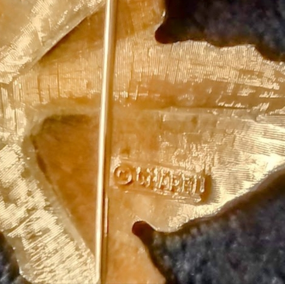 Vintage Signed "Charel" Gold Tone Beautiful Leaf Brooch and Matching Earrings - Picture 6 of 6